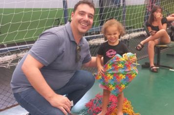 Foto - Departamento de Saúde entrega brindes a crianças que participaram da Campanha Natal Sem Dengue