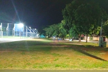 Areninha da Vila Nova ganha novos refletores, brinquedos e limpeza geral