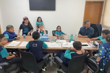 Prefeito Antian recepciona estudantes em seu gabinete