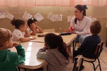 Dentista e auxiliar promovem ações educativas sobre saúde bucal