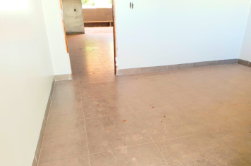 Concretagem e colocação de novos pisos avançam no Velório Municipal