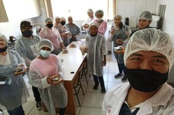 CURSO DE FABRICAÇÃO DE OVOS DE PÁSCOA ACONTECE NO CRAS III