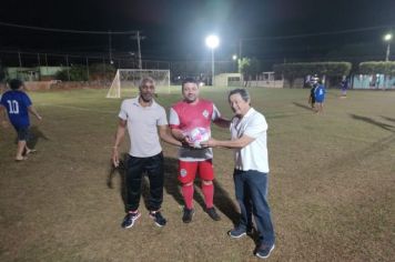 Prefeito Antian entrega iluminação do campo suíço da Vila Nova