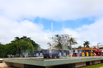 Fonte Luminosa volta a funcionar com música, iluminação e jato de água!