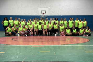 Secretaria Municipal de Esportes entrega camisetas para turma de zumba do Ginásio “Caramuru”