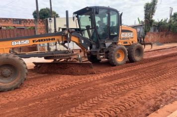 Após obras de drenagem, Prefeitura inicia pavimentação na Rua Alegre