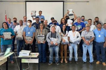 Servidores da Educação municipal participam de capacitação e recebem novos uniformes