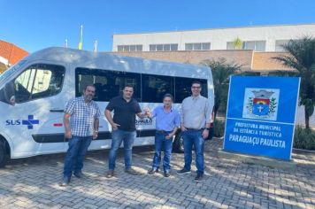 Prefeitura entrega  Van de 15 lugares para a Saúde