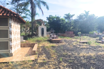 Equipe da Prefeitura inicia limpeza e poda no Cemitério de Conceição de Monte Alegre