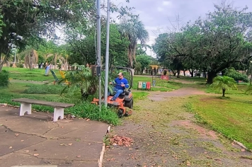 Praça do Jardim Panambi recebe serviços de manutenção e cuidado com o gramado