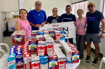 Esporte que Alimenta doa mais de 200 litros de leite à Associação de Combate ao Câncer 