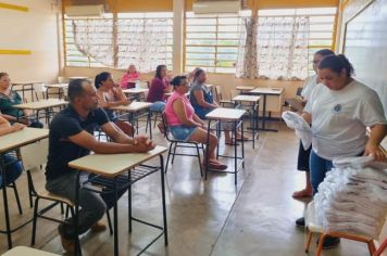 Alunos da rede municipal recebem uniformes escolares