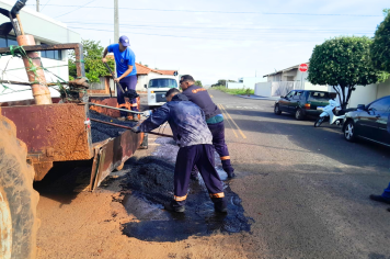 Além do recape pela cidade, 'tapa-buraco' é feito na Rua Tiradentes