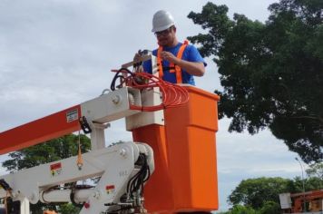 Servidores do departamento de obras recebem treinamento para troca de  lâmpadas.