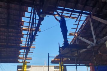 Prefeitura faz reparos no telhado de escola infantil na Murilo Macedo