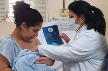 Saúde orienta mães na Santa Casa sobre aleitamento