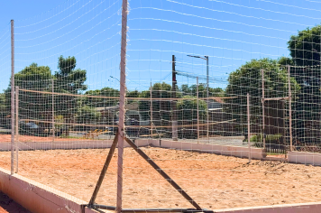 Quadra de areia fica pronta: iluminação, redes e bolas à disposição da comunidade