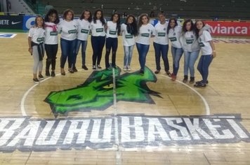 Alunas do projeto Lance Livre assistem a clássico do basquete em Bauru