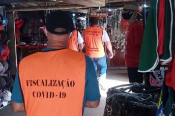 Agentes de saúde orientam comércio no combate à Covid-19 