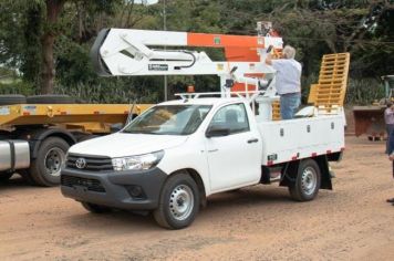 Prefeitura Municipal adquiriu uma caminhonete adaptada para atender as necessidades do sistema de iluminação pública.