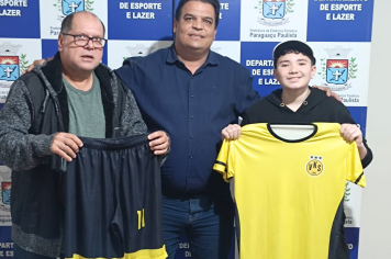 Equipes do Campeonato Varzeano recebem uniformes completos em Paraguaçu Paulista