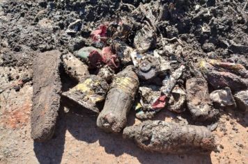 Durante limpeza em boca de lobo, Prefeitura descobre grande quantidade de entulho entupindo rede de escoamento