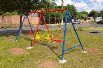Departamento de Esportes e Lazer instala equipamentos em diversas praças da cidade.