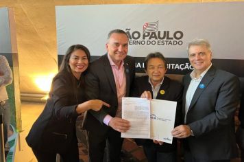 Prefeito assina convênio para construção de 80 casas populares