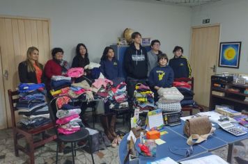 Assistência Social recebe doação de agasalhos do Colégio MVC Objetivo