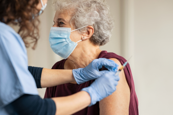 Vacina: Idosos com 80 anos ou mais receberão 1ª dose amanhã