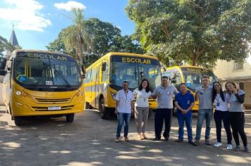 Prefeito entrega três novos ônibus para o transporte escolar
