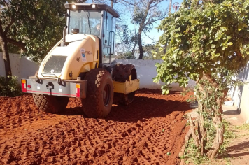 Rua Caramuru recebe preparo do solo para pavimentação próximo ao Cemitério da Paz