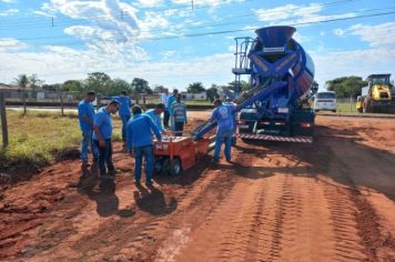 Departamento de Obras realiza serviços de terraplanagem e construção de guias e sarjetas na Rua Três Barras