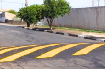 Pintura de quebra-molas reforça segurança no trânsito em vários pontos da cidade