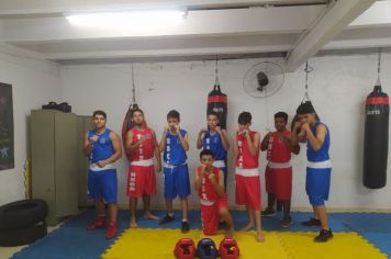 Prefeitura Municipal entrega novos uniformes para atletas de boxe