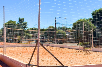 Furto de cabos de energia deixa quadra de areia no escuro no Conjunto Mário Covas