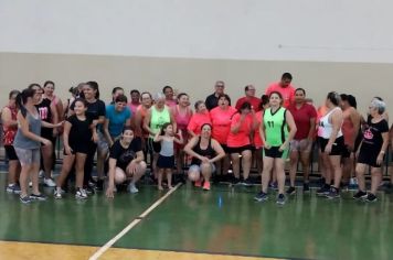 Prefeitura Municipal entrega camisetas novas às alunas do Projeto Zumba Fitness