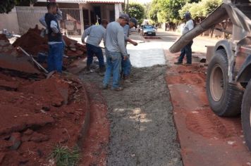 A Prefeitura realiza  por meio do Departamento de Urbanismo e Habitação realiza construção de sarjetões
