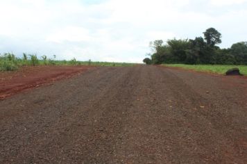 Prefeitura Municipal realiza empedramento em Estrada Rural localizada no Alto São Matheus.