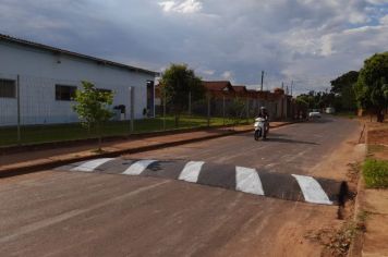 Prefeitura instalou redutores de velocidade em algumas ruas da cidade.