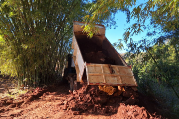 Aterro reforça estrada no Campinho e garante segurança após problema em tubulação