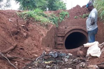 Prefeitura faz limpeza de extensa tubulação  