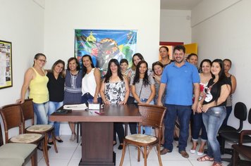 Prefeita recebe grupo de mulheres para formalização de cooperativa de costureiras 