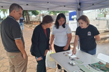 Agentes de endemias orientam visitantes no Cemitério, em ação contra a dengue