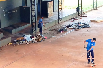 Prefeitura retira lixo e entulhos do ginásio situado dentro do 'Buracão', na Barra Funda. Denuncie!