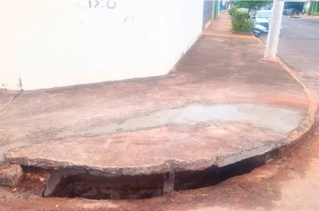 Bueiro totalmente entupido é recuperado no Centro e Prefeitura alerta sobre descarte irregular de lixo