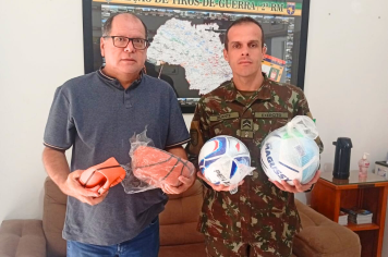 Secretaria de Esportes fortalece parceria e entrega materiais ao TG de Paraguaçu