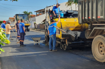 Rua Tiradentes recebe recape asfáltico visando melhorias na mobilidade urbana