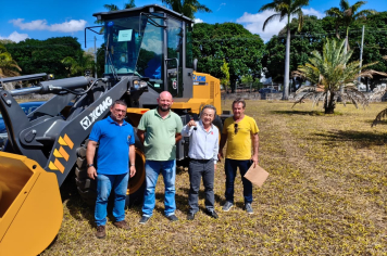 Paraguaçu Paulista é contemplada com pá carregadeira em ação estadual de fortalecimento ao campo
