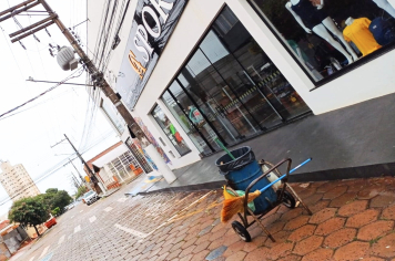 Garis: dando um 'toque especial' de limpeza na área do comércio central 